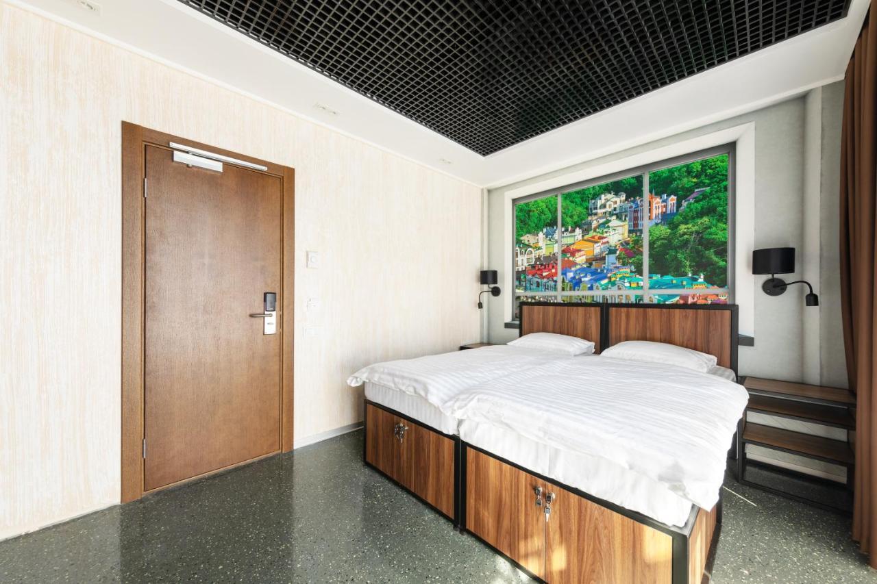 Misto Capsule Hotel Kiev Exteriör bild