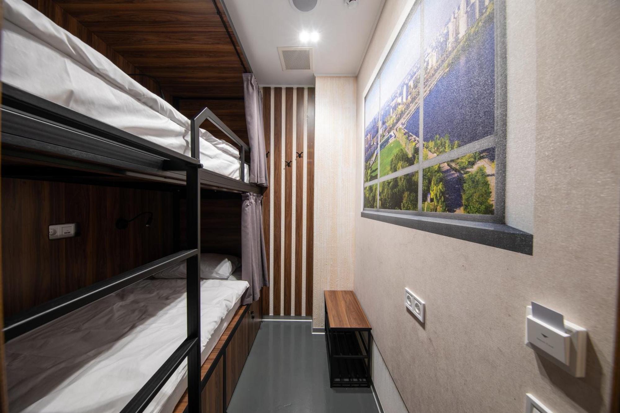Misto Capsule Hotel Kiev Exteriör bild